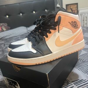 Air Jordan 1 Mid.